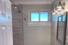 Baño en planta superior recientemente renovado - 8113 D'Arcy Rd