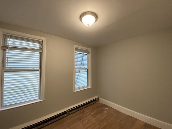 Building Photo - 205 Chelsea St
