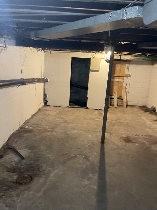 Building Photo - Spacious 3 bedroom with Off street parking!