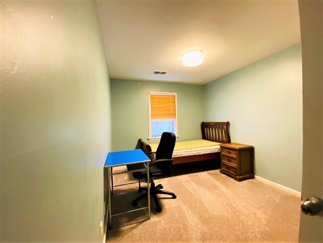 Dormitorio - 1027 Curran St NW