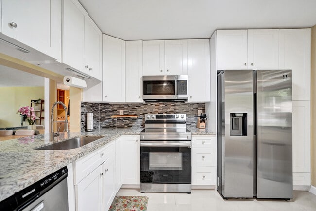 Building Photo - 2659 Carambola Cir N