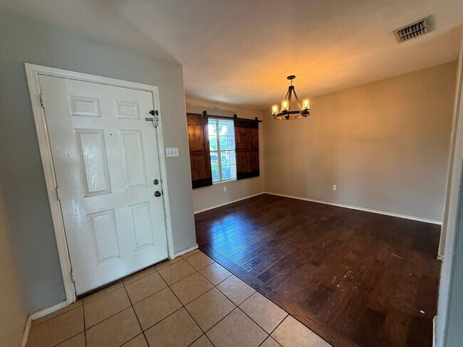 Building Photo - 106 Jacales Court