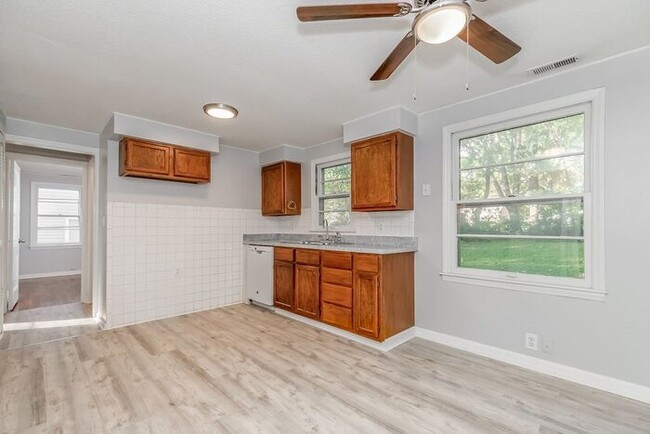 Building Photo - Newly updated!