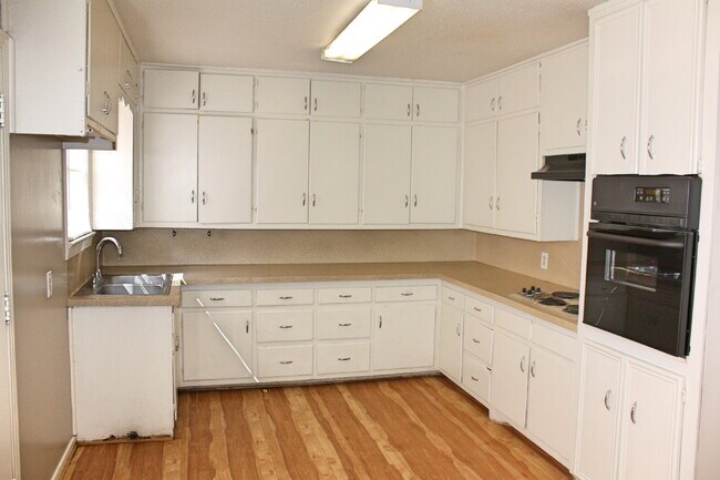 Building Photo - House Located Near Maxey Park, Medical Dis...