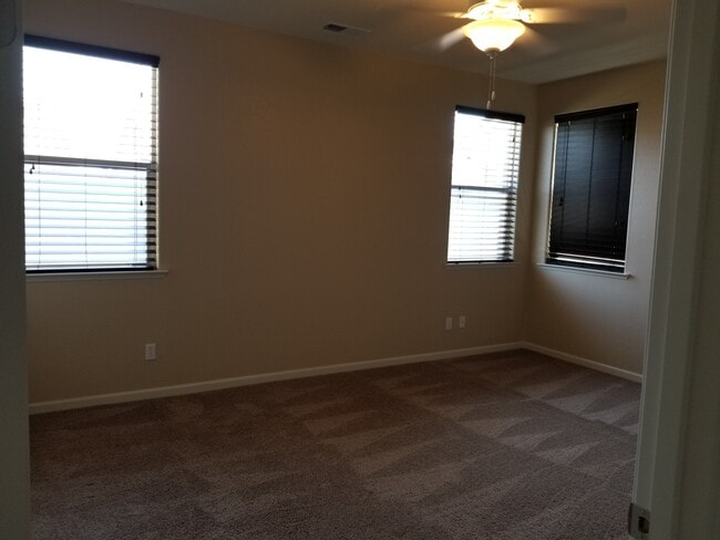 Building Photo - 2513 N Creekside Dr