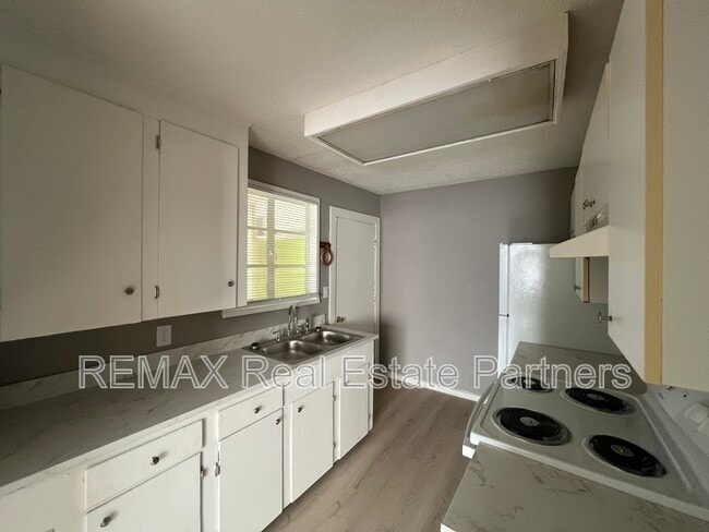 Building Photo - 201 Rosewood Dr