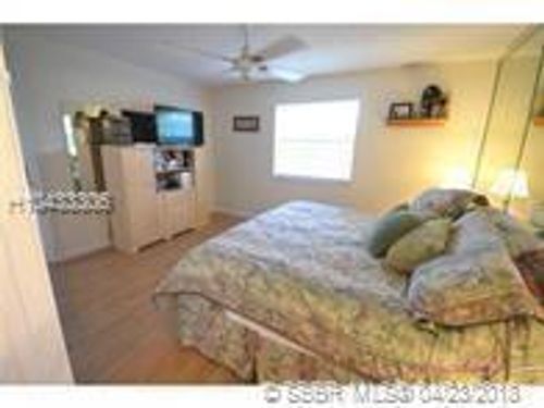 Foto del edificio - 8876 Royal Palm Blvd