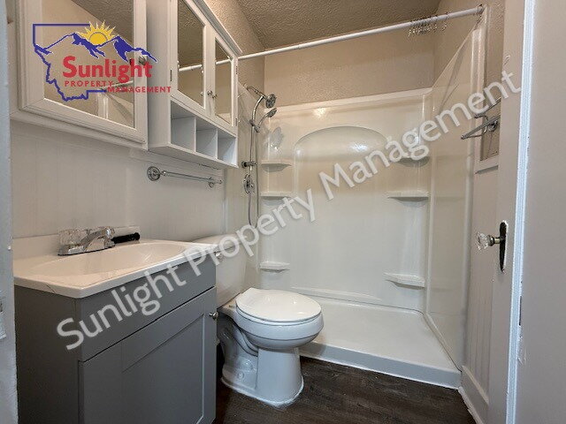 Building Photo - Spacious 1 Bed 1 Bath Utilities included