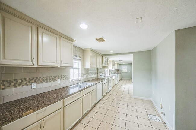 Building Photo - 2119 Jensen Dr