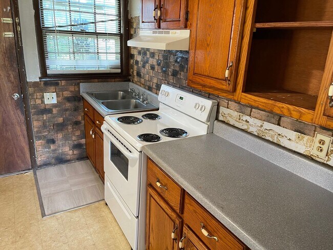 Building Photo - 3 Bedroom, 1 Bathroom. Available March!