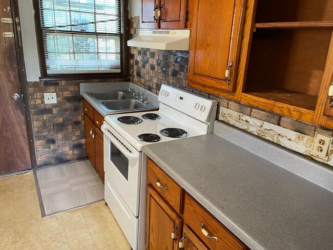 Foto del edificio - 3 Bedroom, 1 Bathroom. Available March!