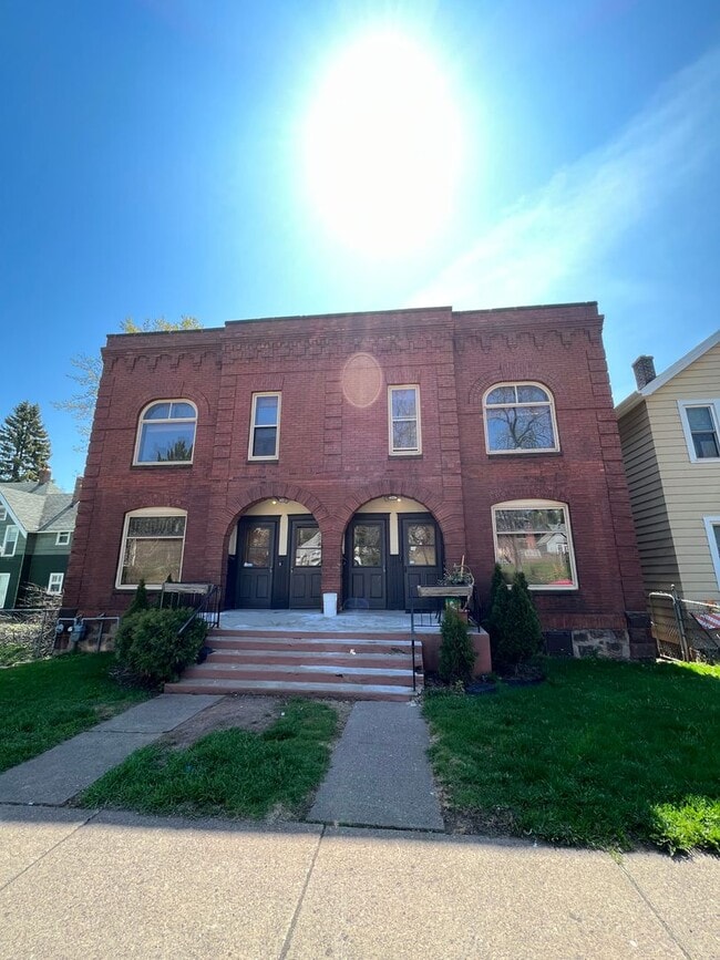 Building Photo - 322-324 E 5th St