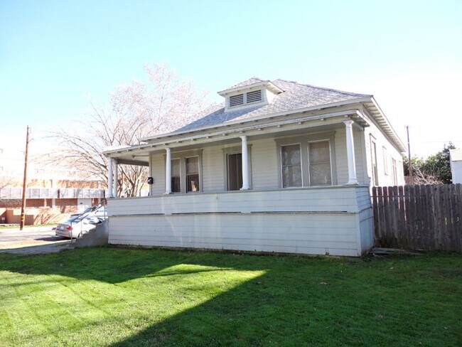 Building Photo - 805 Rio Chico Way
