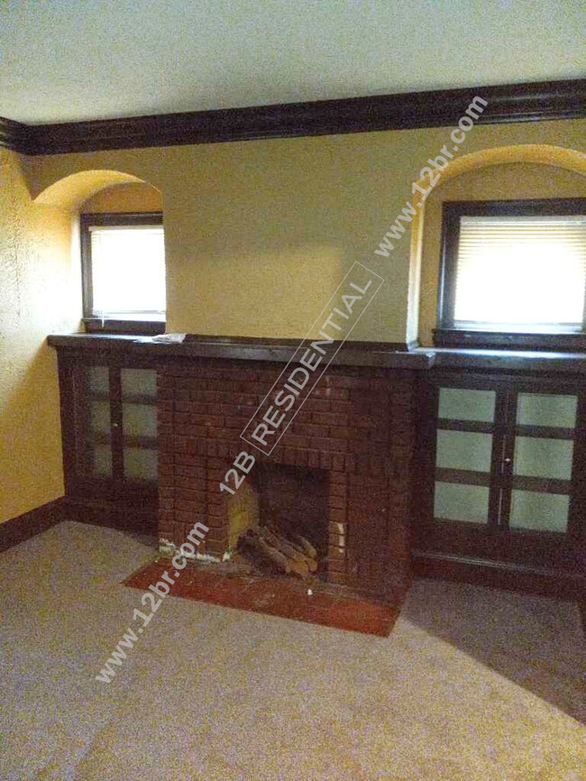 Building Photo - 2-bedroom unit with a fireplace.