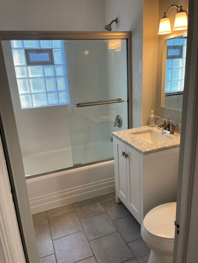 Baño - 1324 S 76th St