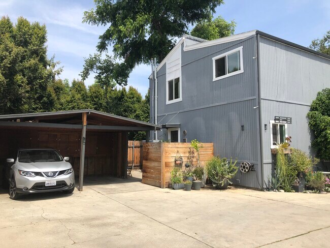 Foto del edificio - 6143 Strickland Ave