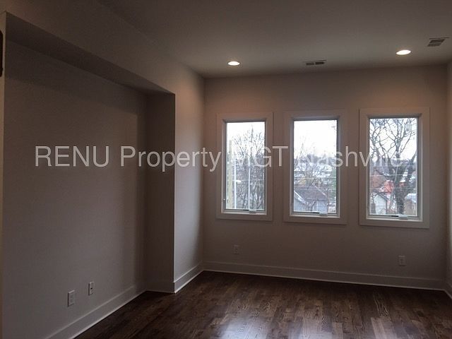 Building Photo - Stunning Home in Nashville with Rooftop Deck!