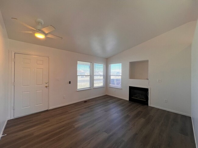 Building Photo - Cute Home in Donner Trail Estates.