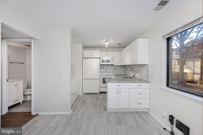 Building Photo - 2665 Glengyle Dr