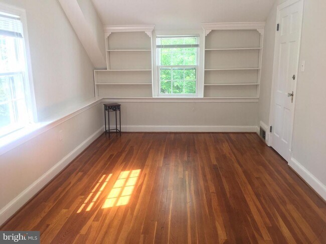 Building Photo - 5605 Oakmont Ave