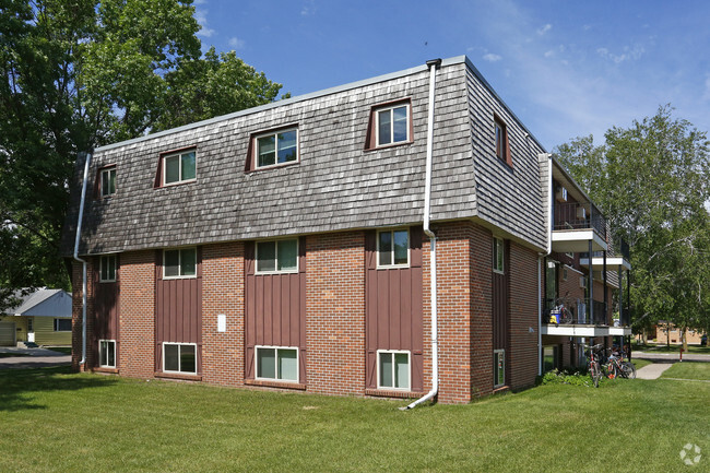 Building Photo - Manor & Chateau Apartments