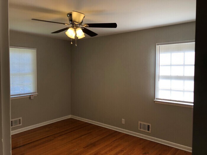 Building Photo - 3 Bed 2 Bath 2 Car Garage!