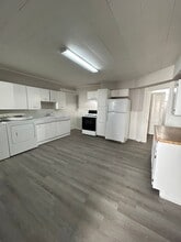 Building Photo - 221 S Highland St