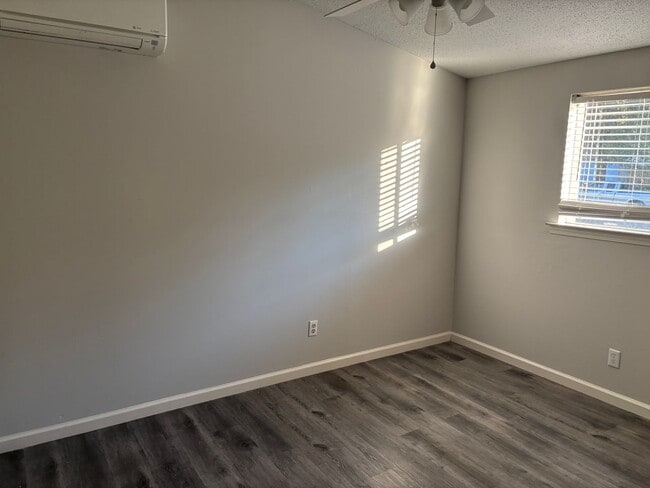 Building Photo - 3 bedroom, 1 bath with covered carport parking