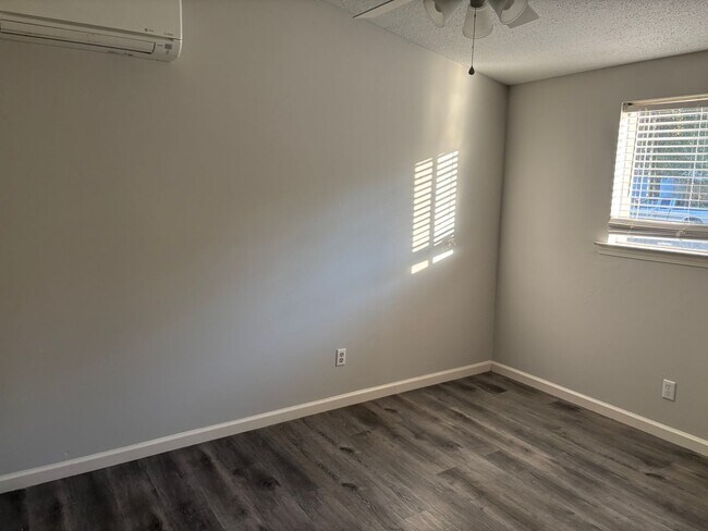 Foto del edificio - 3 bedroom, 1 bath with covered carport parking