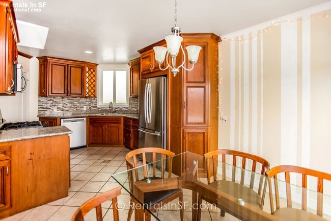 Building Photo - Spectacular single family home