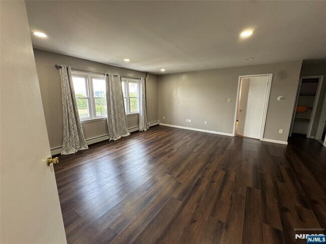 Foto del edificio - 27 Overpeck Ave