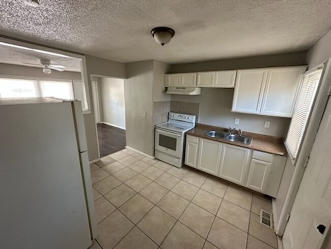 Building Photo - 3 Bedroom available in the Blue District o...