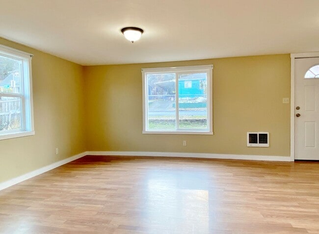 Building Photo - Updated 2 Bedroom