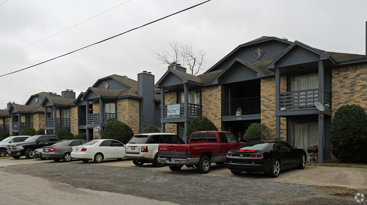 Primary Photo - Hacienda Apartments