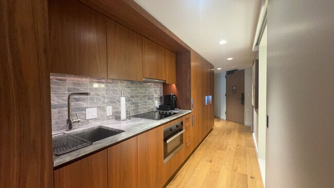 Building Photo - Highly Desirable STUDIO/1-Bath unit Long-Term in Ritz-Carlton Residences!!!