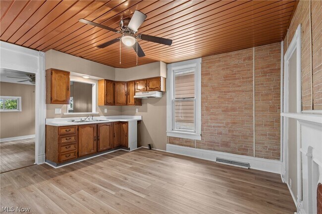 Foto del edificio - 118 Spring Ave