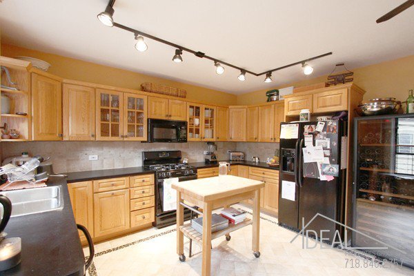 Foto del edificio - 21 Montgomery Place #2R