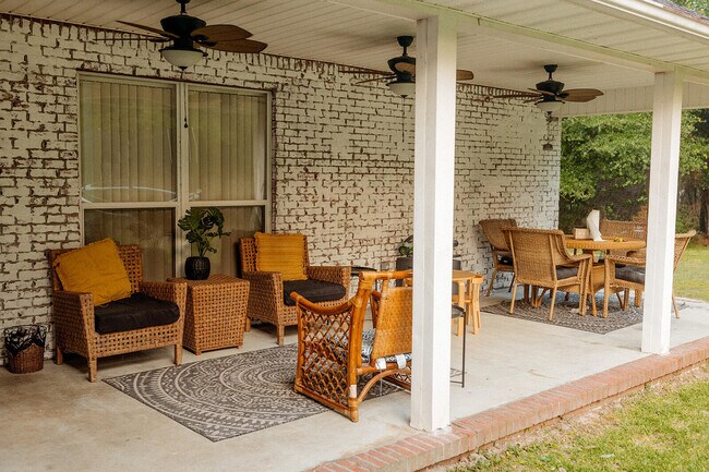 Foto del edificio - 591 Ridge Lake Rd