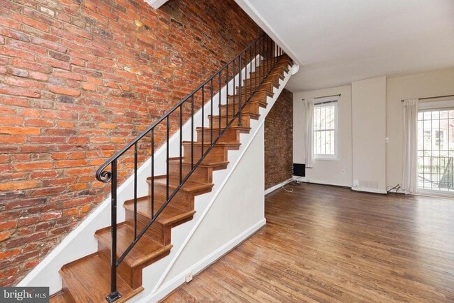 Building Photo - 608 C St NE