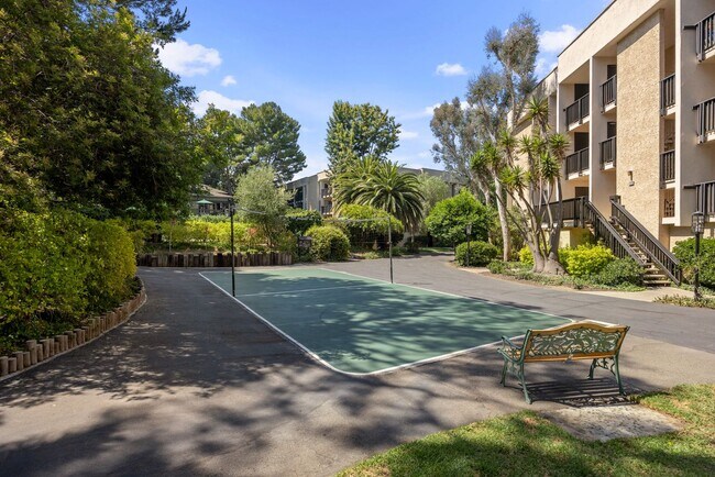 Foto del edificio - Resort-Style 2-Bed, 2-Bath Condo with Lake...