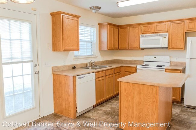 Building Photo - 8009 Logan Dr