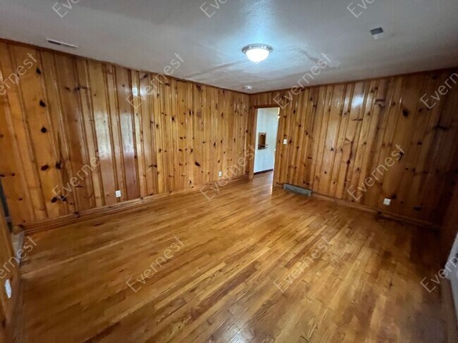 Building Photo - 306 N Circle Dr