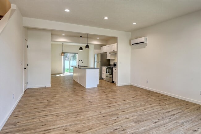 Building Photo - E. 7th Duplex