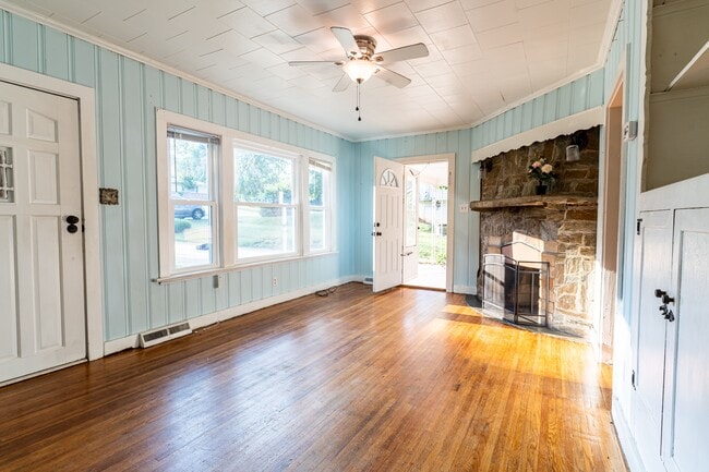 Photo - 936 39th St SW House