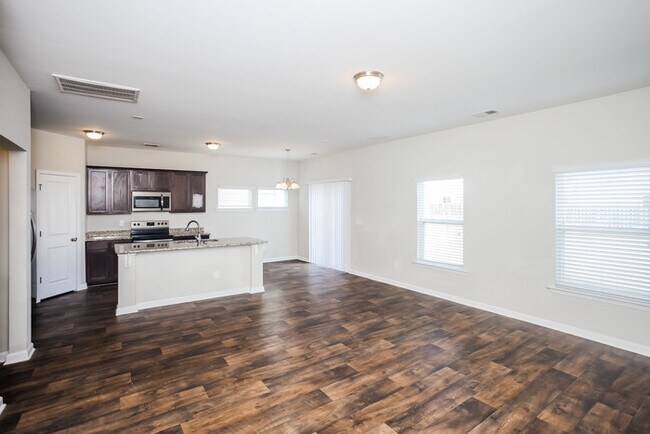 Foto del edificio - Located in the Burnside Farms Neighborhood...