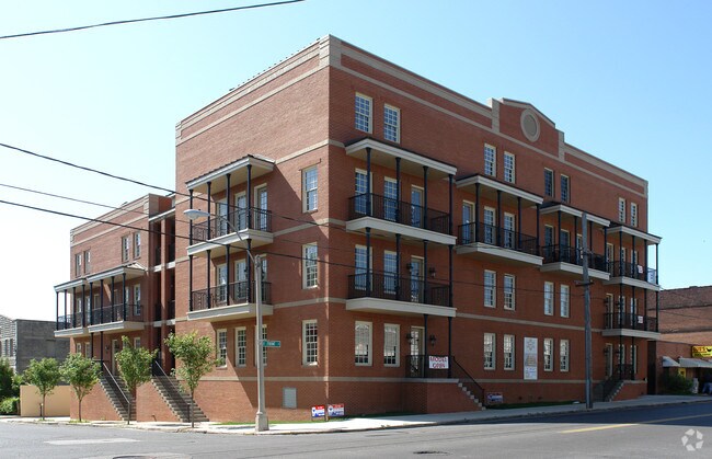 Foto del edificio - River Crest Condominiums