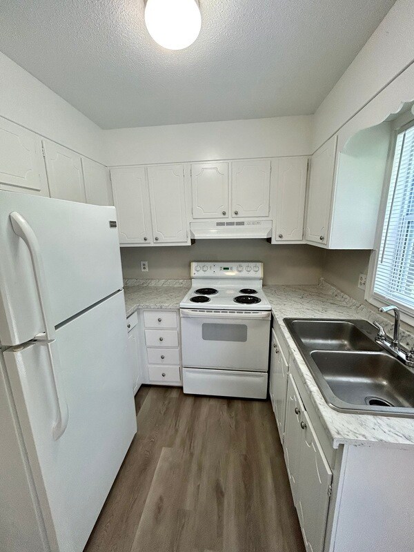 Building Photo - 1464 Sherwood Dr