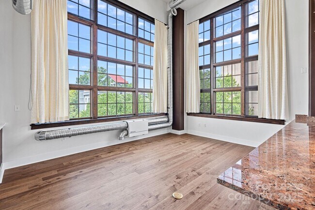 Foto del edificio - 715 N Graham St