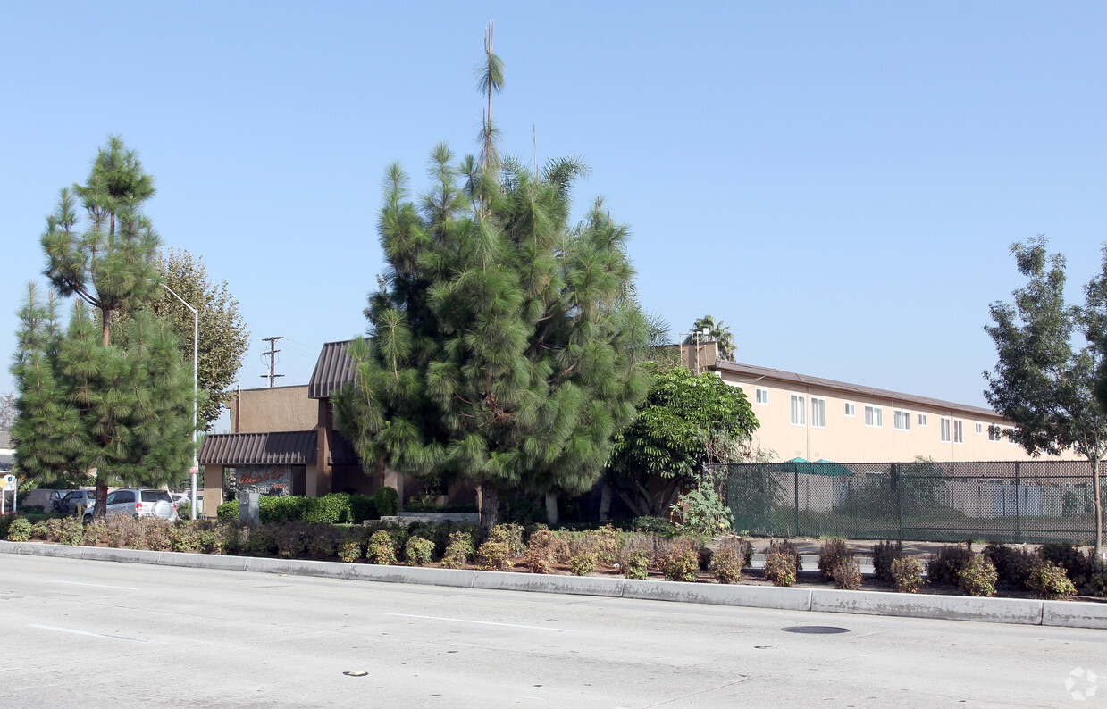 Building Photo - Fleur De Lis Apartments