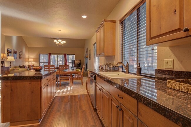 Building Photo - Seasonal Rental- Available through April 3...